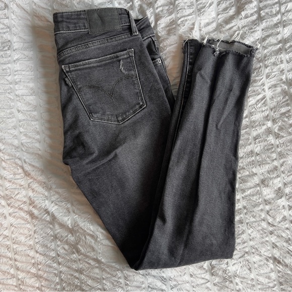 Levi’s 711 skinny jeans in dark grey. - Picture 2 of 6